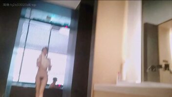 【偷拍系列】洗浴中心女宾部偷拍火箭巨乳少妇