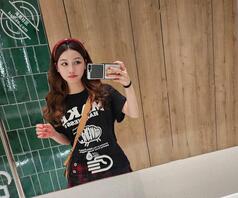 天天在一起玩的小骚逼 被我无数次偷拍上厕所拍逼 精液射在咖啡里喂它吞精2