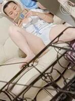 邻居少妇在家就一条三角裤，大白腿0