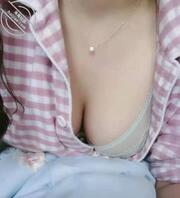 骚逼大奶母狗 喜欢给人发裸照