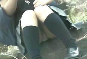 偷拍学生妹穿裙子坐楼梯上小内裤走光