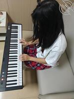 操正在练琴的女儿1