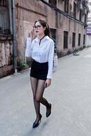 约拍两个小姐姐 让她穿开档丝袜 两个都骚0