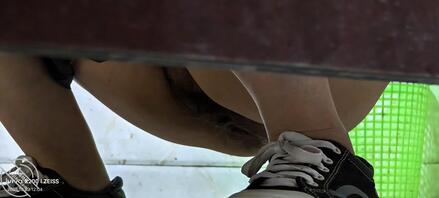 厕所偷拍同事，关系还可以2