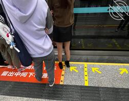 分享-抄底-女大通过旁边的玻璃发现了