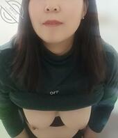 想不想让阿姨的牛仔裤骚屁股狠狠坐在你脸上，让你们这些狗男人窒息0
