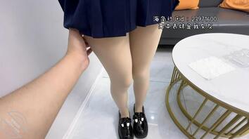 〖视频原创74〗搞晕面试的jk女生拍照后威胁强奸，最后隔着丝袜射了一脚1