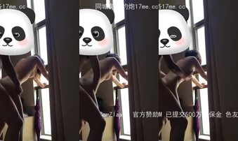 白天拉开落地窗和女友做爱，后入非常爽