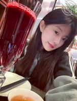 大哥们觉得我哪个闺蜜更骚，请尽情的射她们吧，让我看看射屏求返图1