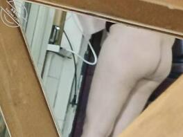 绿母儿偷拍亲妈大白骚屁股，千载难逢的机会，在国庆放假这两天拍到了2