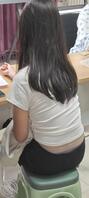 女同学学校里当众走光，露出粉色内裤
