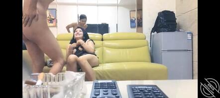 妈妈的美色诱惑我，直接按到抄逼了1