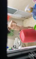从排气窗口偷拍邻居小姐姐洗澡2