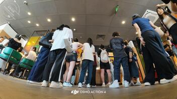 头盔放地上延时摄影拍到的一幕