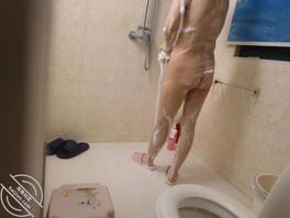 冒死偷拍妈妈洗澡，差点被发现1