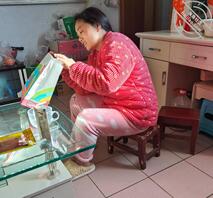 母狗舅妈还不知道自己被偷拍了，有没有喜欢的，以后有机会多拍她。2