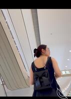 经典回顾 眼镜黑色百褶裙美女专注购物 叉开双腿任由拍摄饱满白底肥鲍2