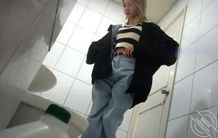 （精品转载）超高颜值美女厕拍2