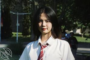 被人站起来蹬的学妹，你能打几分？清纯可爱的样子真让人感到心疼。