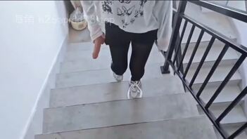 [原创淫妻]连体丝袜性感老婆楼道发情，直接用邻居的门自慰，被干到高潮内射