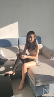 【嫩妹】嫩妹脱光，在大哥摄像头下开始情不自禁的自摸～2