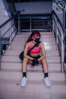 就喜欢把逼露出来---懂小姐姐健身房内，人前，大胆脱衣露出！2