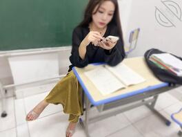 当我在认真写作业的时候,小姨跪在课桌下帮我吃小鸡鸡1