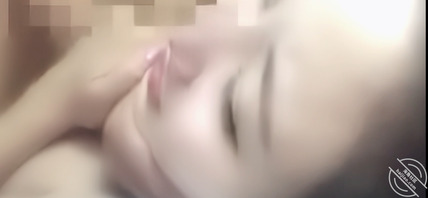 就喜欢把脸掰过来对着镜头、怼着脸拍被操的表情给海友们看个清楚1