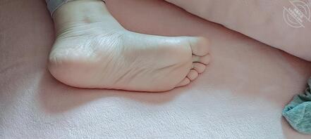 自己家姐姐，先放几张脚和胸的，明天更新别的，后续还有视频。