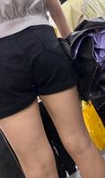 地铁站遇到小姐姐身材好，画的美美的，露脸