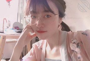 志同道合的眼镜妹相约春游露出