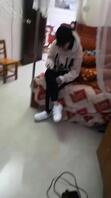 打胶表妹的白色运动鞋