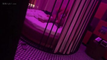 绿奴躲在门口拍摄，我与他老婆激情交合