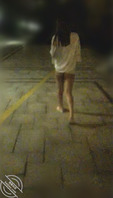 路边偷拍光屁股走路的小姐姐1