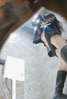 (精品转发)厕拍另一条天花板，顶级女神，长靴短裤大长腿！1