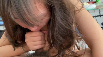 大学同学帮我口交打飞机并射精