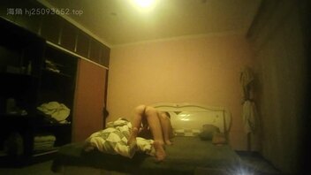 【原创偷拍视频】同事在女网友家被骑在身下用逼操， 还冒险偷拍下了全过程