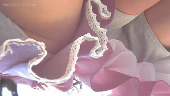 一次偷拍抄底两个妹子