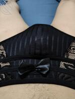 偷拍了婶婶，好想看看她不穿衣服的样子。下班去她房间拿了她的性感内裤穿上。