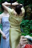 这女的里面穿了条黑内裤，这么多人在看0