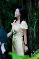 这女的里面穿了条黑内裤，这么多人在看2