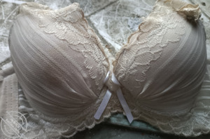 意淫亲姐 真实亲姐胸罩裤衩打飞机 欢迎评论  分享交流1