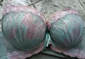 意淫亲姐 真实亲姐胸罩裤衩打飞机 欢迎评论  分享交流