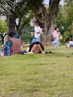 野餐偷拍骚妇裙底