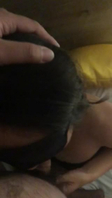 母狗手握肉棒，吃的爱不释口