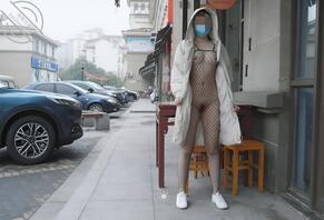 就喜欢把逼露出来---冬天也可以把逼露出来，又冷又刺激的露出经历