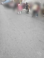 在学校门口接孩子的两个长筒靴少妇。身材真好，真想上去射在她的靴子上0