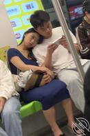 地铁上骚情侣真的烦，欠干的母狗