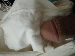 小姨的内裤和胸罩，套着玩，不射上。早上她可能换穿。2