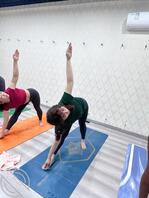 丈母娘的瑜伽照片越看越冲动0